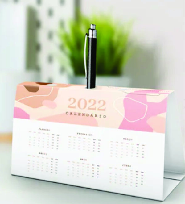 Caledário de mesa com porta caneta - 85x143 - Papel couche- 500 unidades